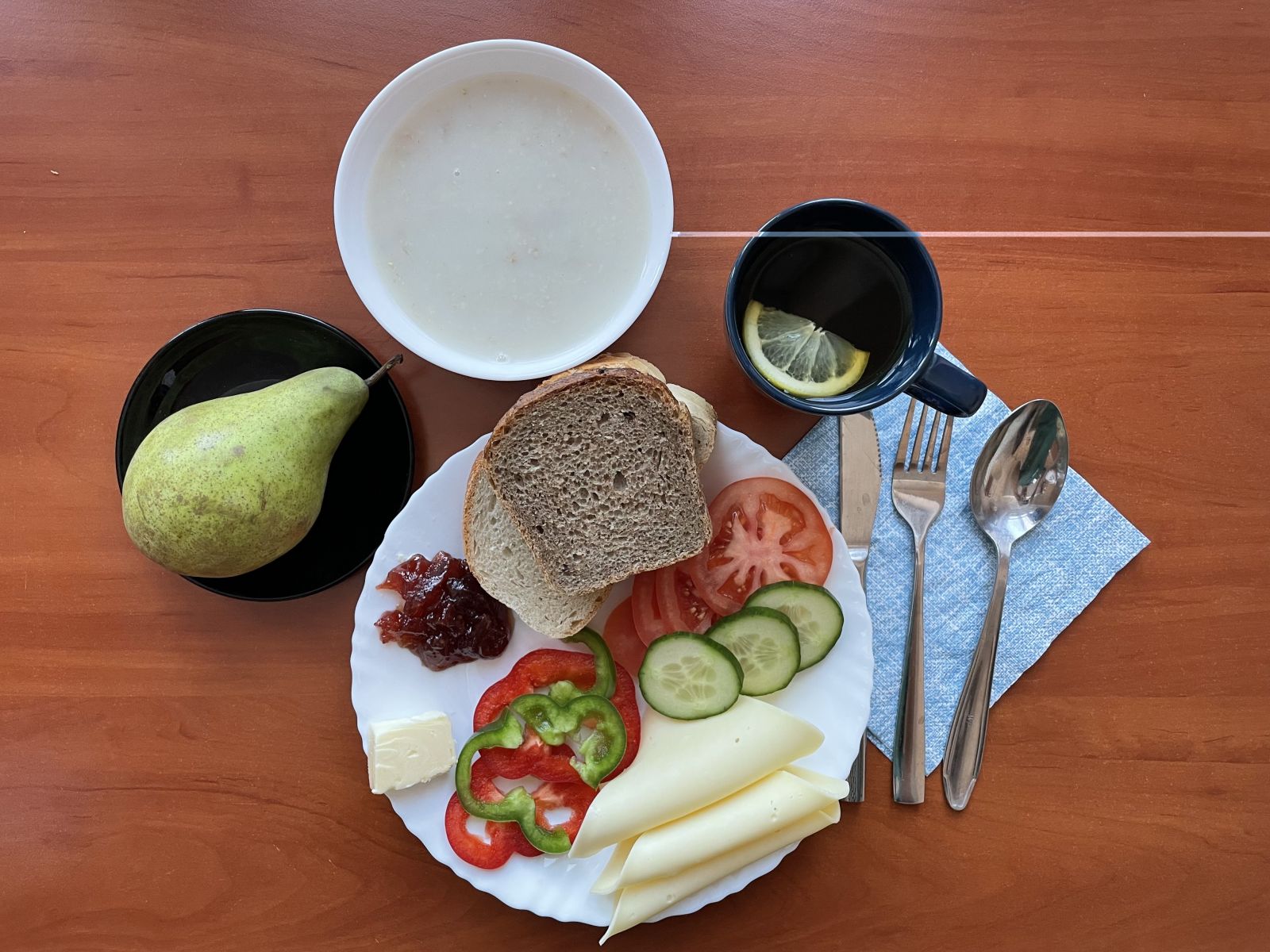 chleb, herbata, ser, warzywa, zupa mleczna