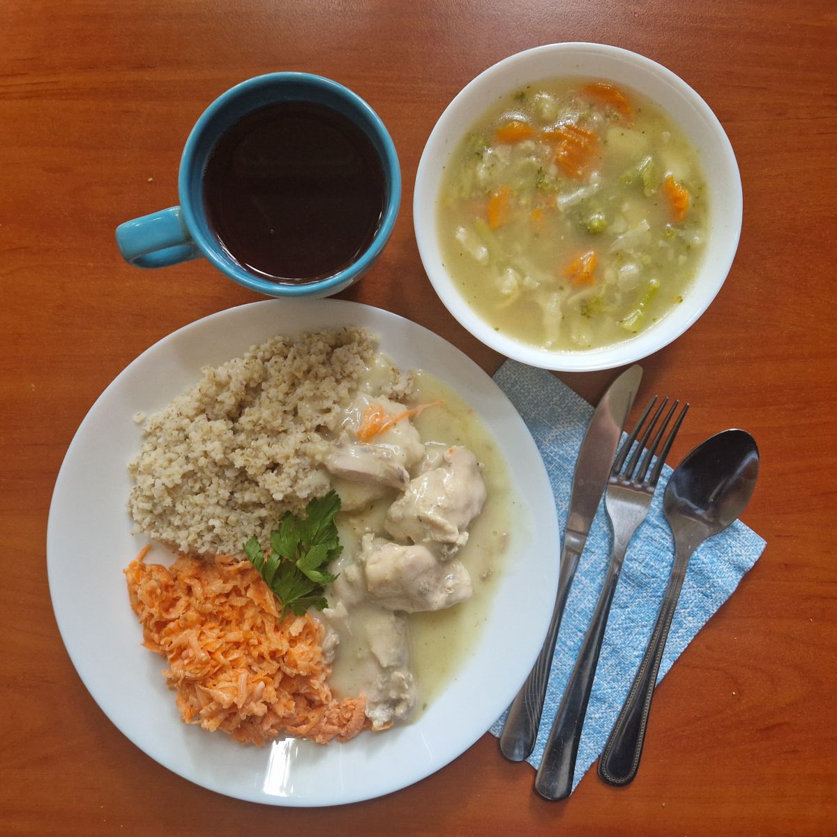 zupa jarzynowa, gulasz drobiowy kasza, sur&oacute;wka z marchewki, kompot