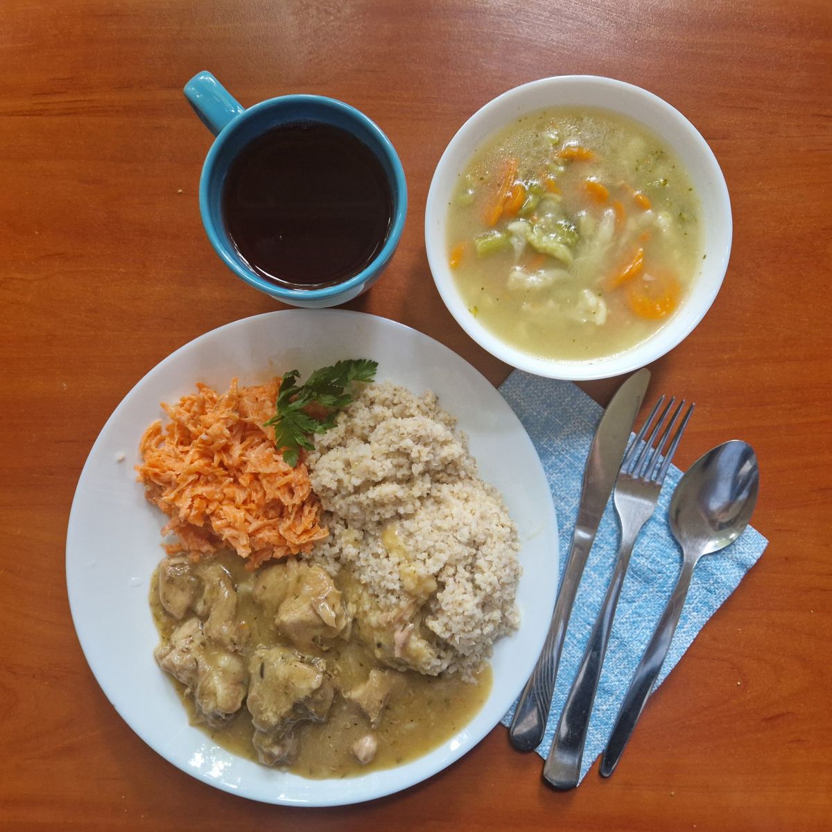 zupa jarzynowa, gulasz wieprzowy, kasza, sur&oacute;wka z marchewki, kompot