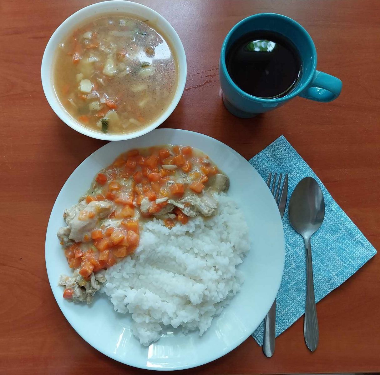 zupa ziemniaczana, potrawka z kurczaka z marchewką, ryż, kompot