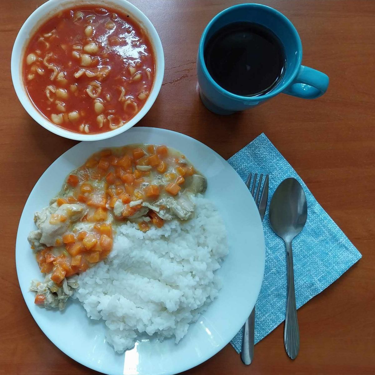 zupa pomidorowa, potrawka z kurczaka z marchewką, ryż, kompot