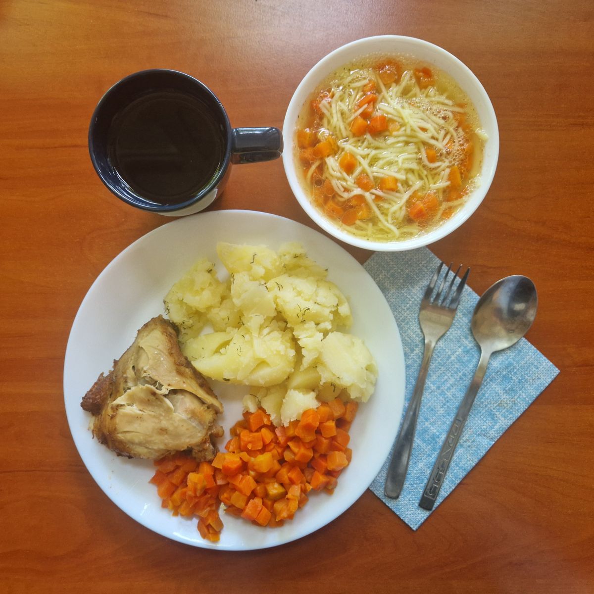 ros&oacute;l z makaronem, udko pieczone z ziemniakami i gotowaną marchewką, kompot