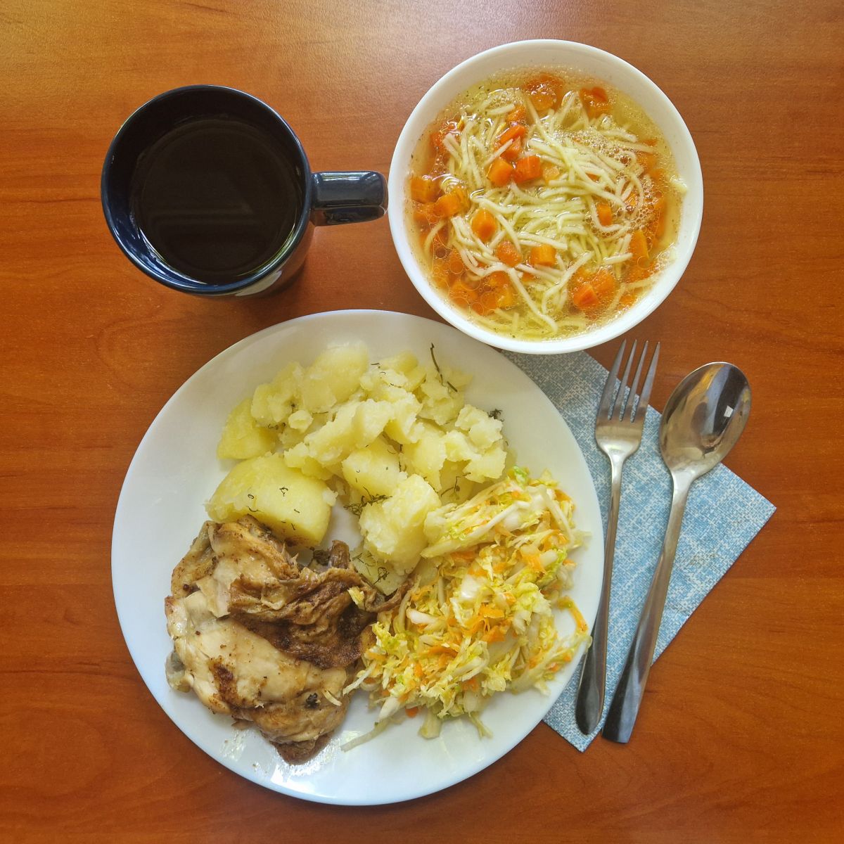 ros&oacute;l z makaronem, udko pieczone z ziemniakami i sur&oacute;wką z kapusty pekińskiej, kompot