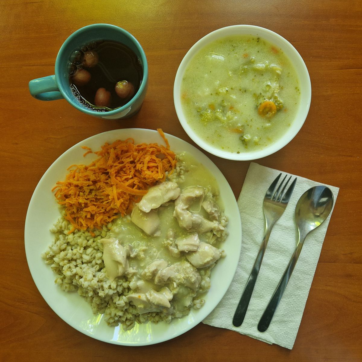 zupa jarzynowa, gulasz drobiowy z kaszą i sur&oacute;wką, kompot