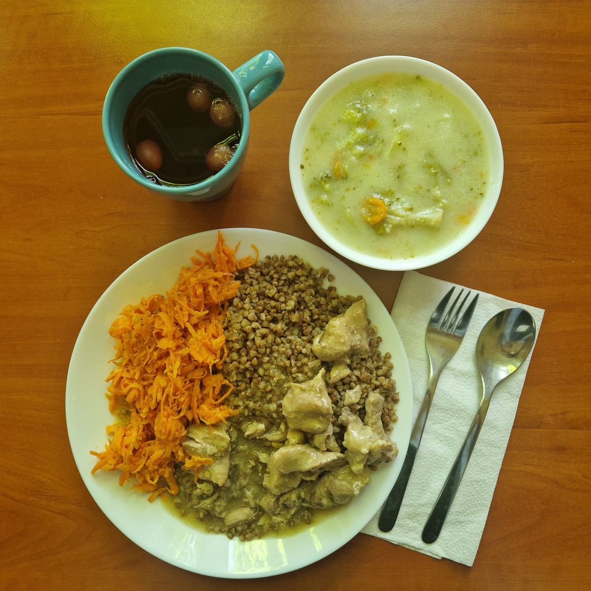 zupa jarzynowa, gulasz z kaszą i sur&oacute;wką, kompot