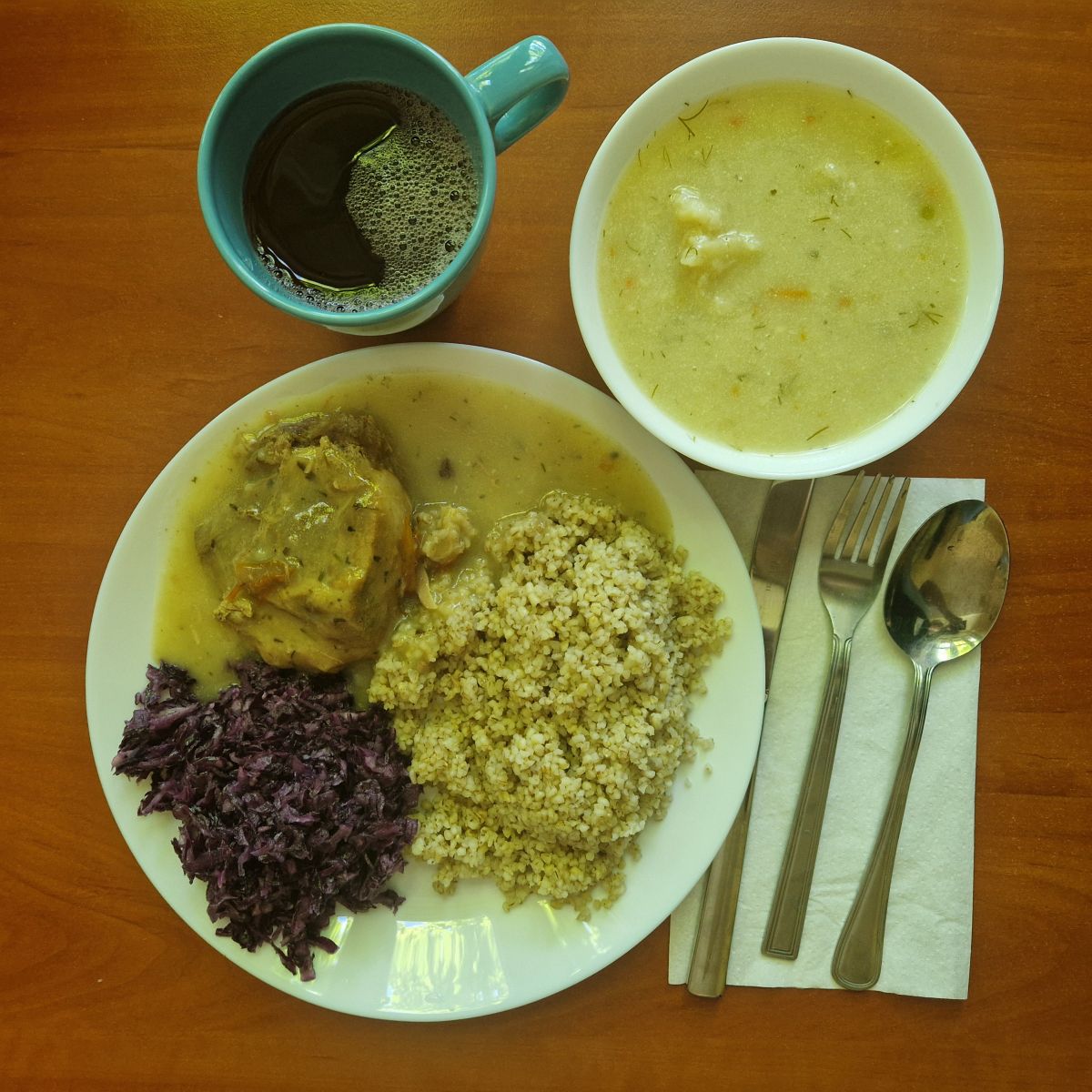 zupa kalafiorowa, kark&oacute;wka w sosie, kasza i sur&oacute;wka z czerwonej kapusty, kompot