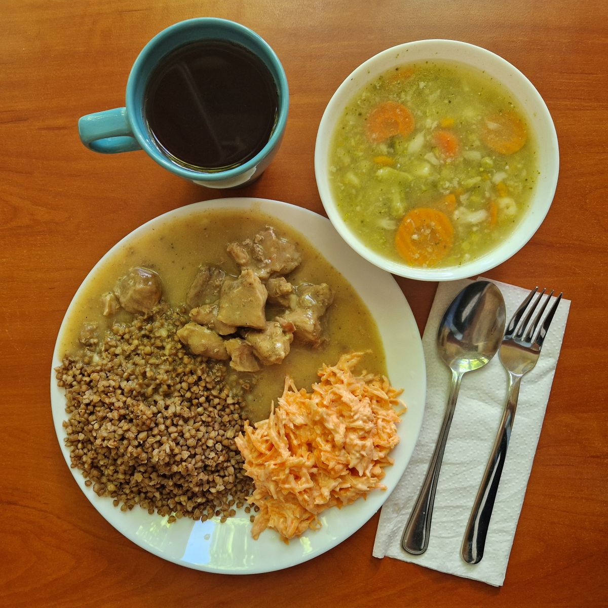 zupa jarzynowa, gulasz wieprzowy z kaszą i sur&oacute;wką z marchewki, kompot