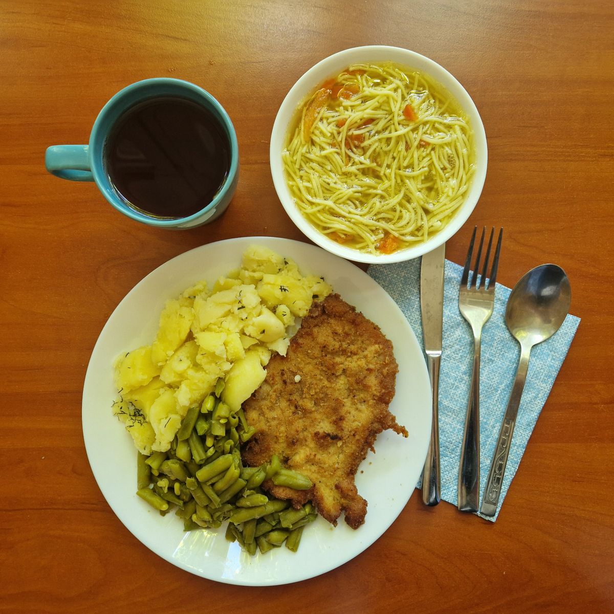 ros&oacute;ł z makaronem, kotlet schabowy z ziemniakami i fasolką, kompot