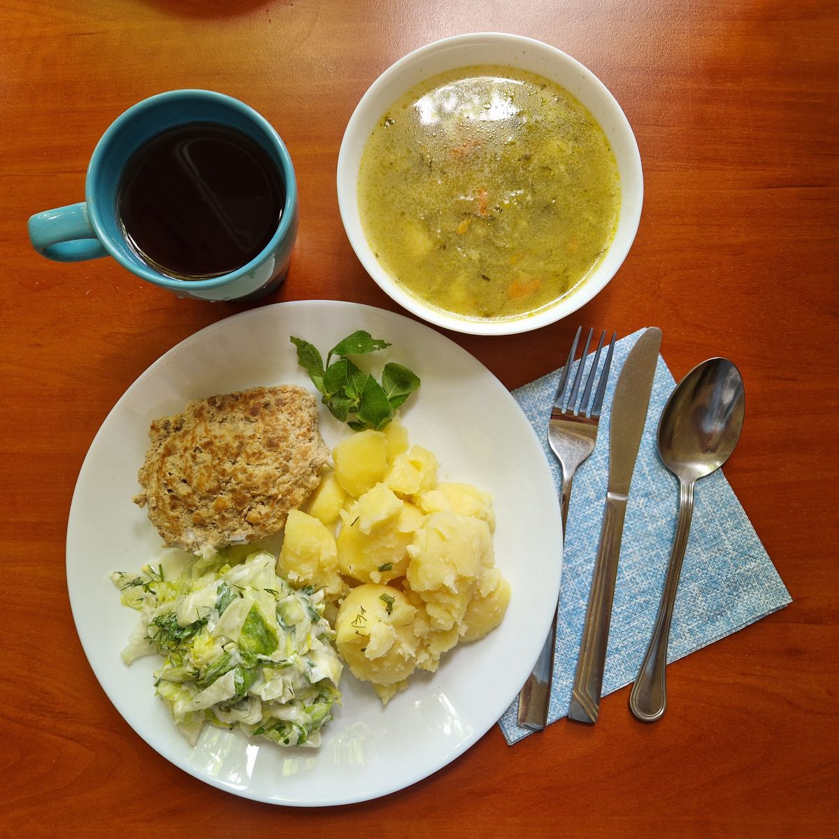 zupa og&oacute;rkowa, kotlet mielony z ziemniakami i sałatą z jogurtem, kompot