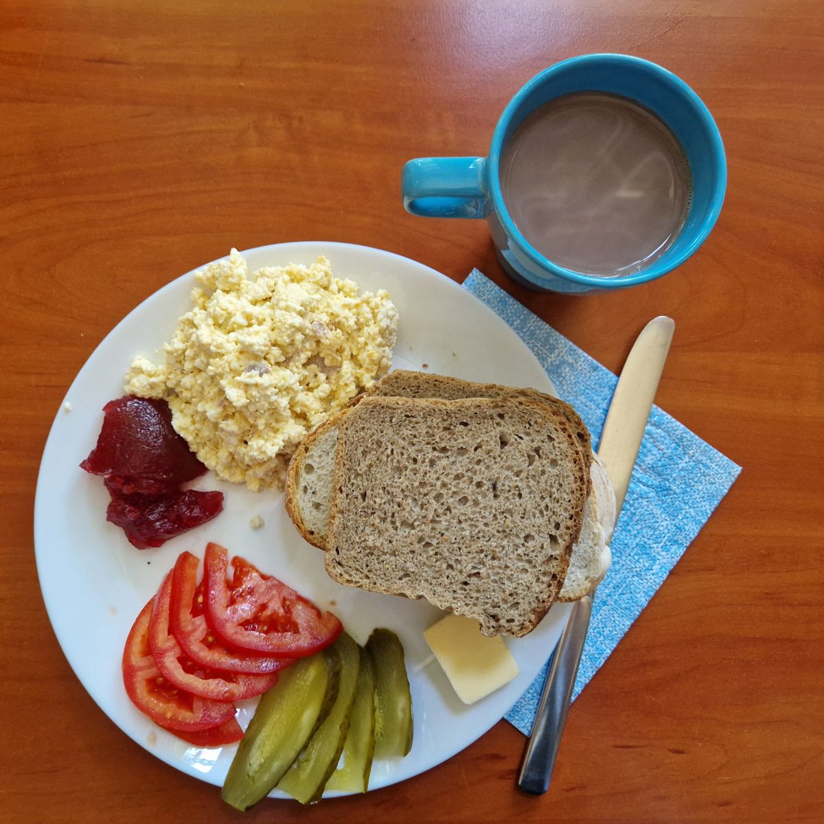 kakao, kanapki z pastą jajeczną z tuńczykiem, warzywa, dżem