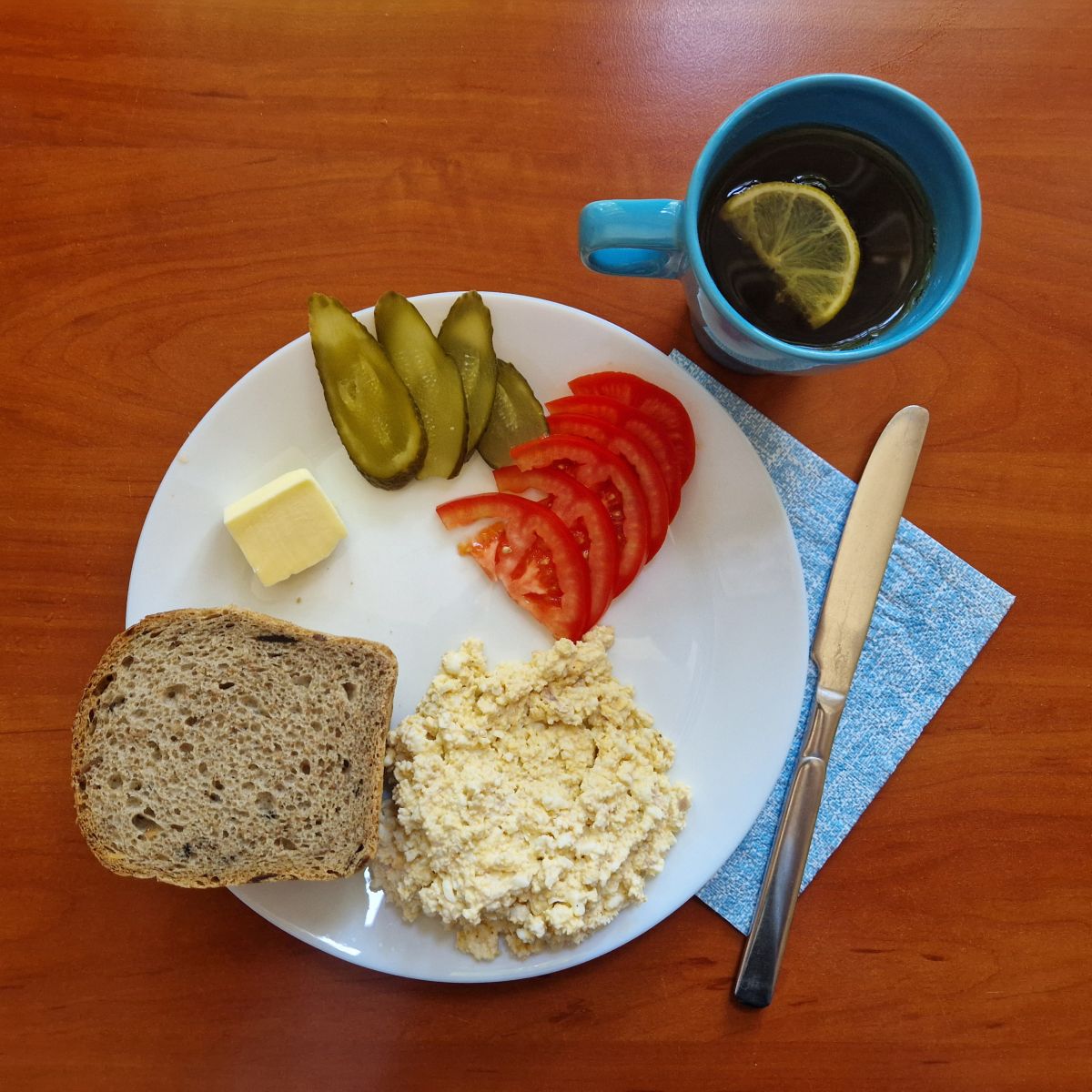 kanapki z pastą jajeczną z tuńczykiem, warzywa, herbata z cytryną