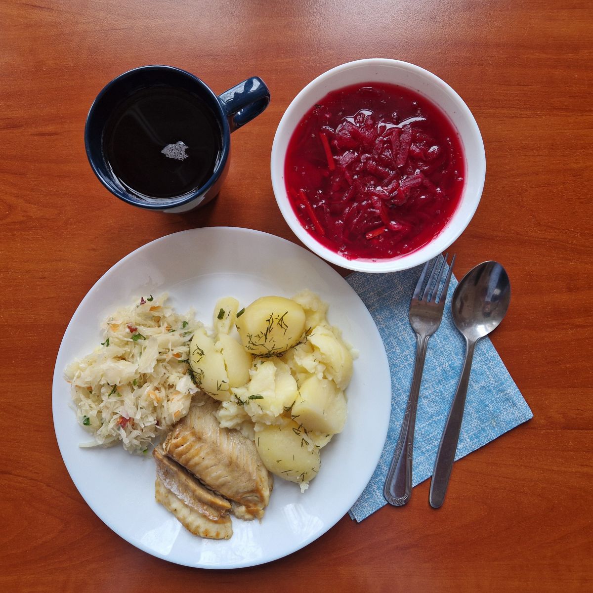 barszcz czerwony, filet rybny z ziemniakami i sur&oacute;wką z kiszonej kapusty, kompot