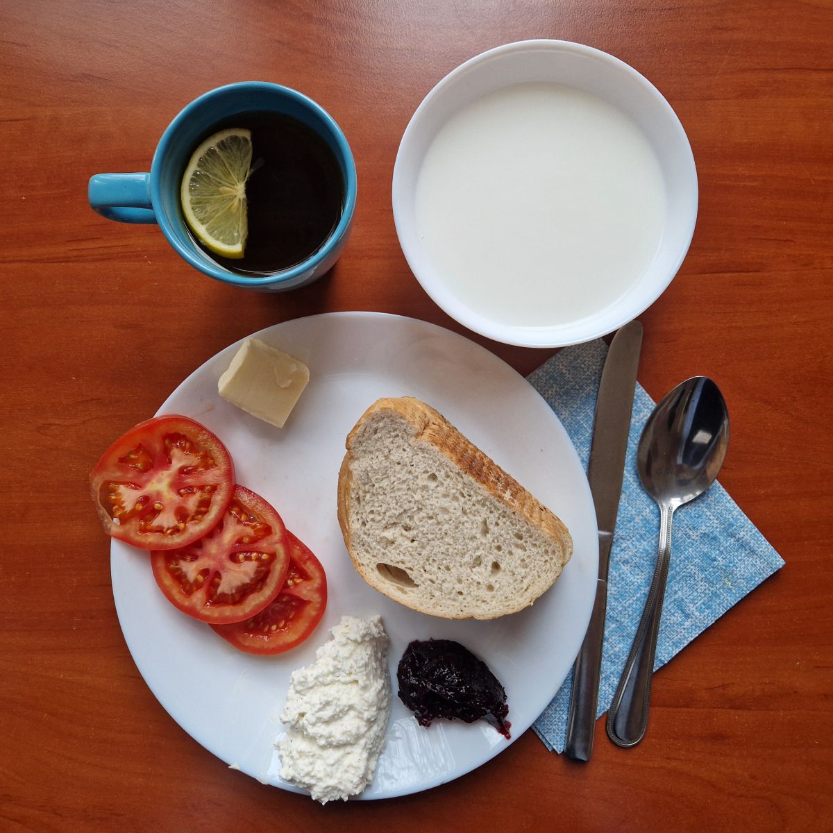 płatki ryżowe na mleku, dżem, kanapki z twarożkiem i pomidorem, herbata z cytryną