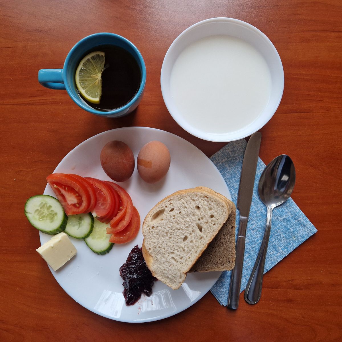 płatki ryżowe na mleku, dżem, kanapki z jajkiem i warzywami, herbata z cytryną