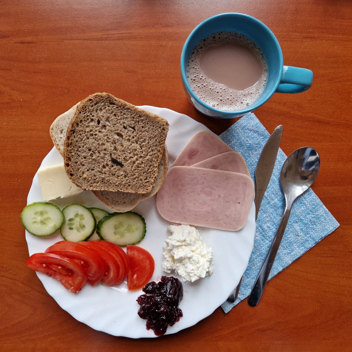 kakao, kanapki z wędliną, twarożkiem, dżemem i warzywami