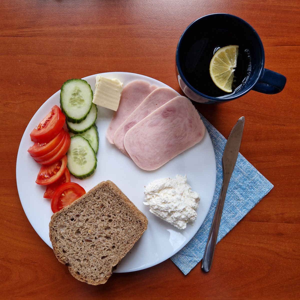 kanapki z wędliną, twarożkiem i warzywami, herbata z cytryną