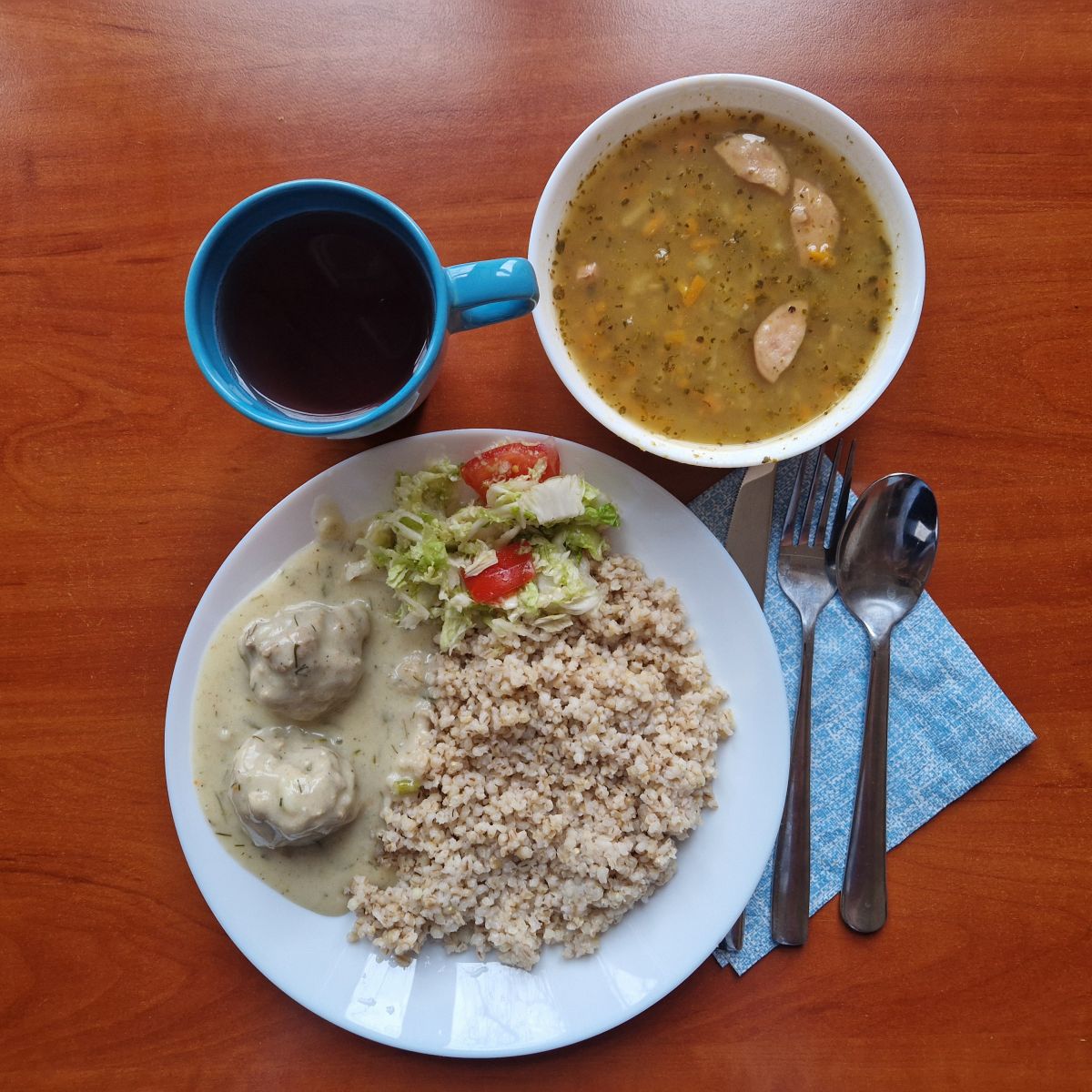 zupa grochowa, pulpety z sosem koperkowym, kasza i sur&oacute;wka, kompot