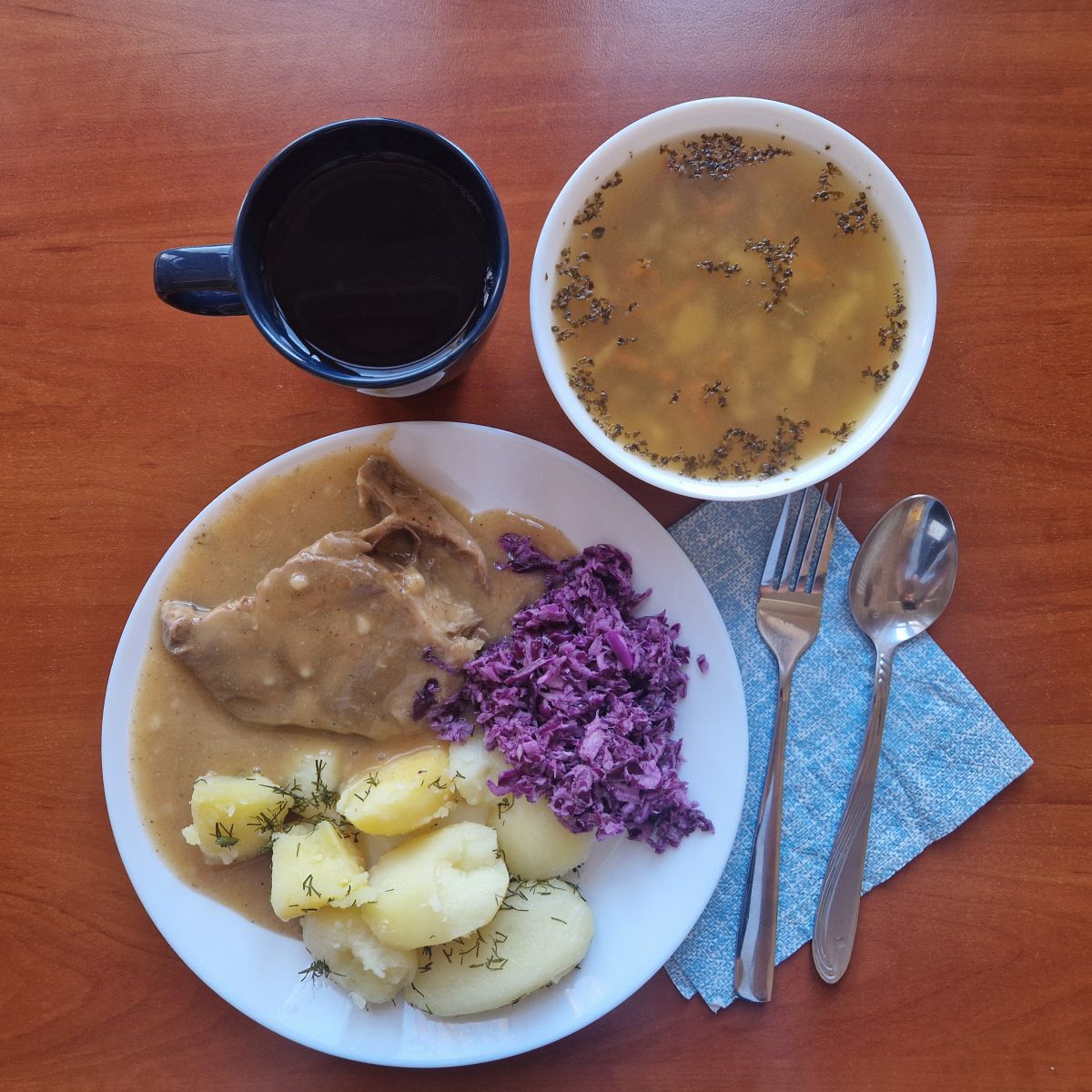 zupa kalafiorowa, kark&oacute;wka w sosie z ziemniakami i sur&oacute;wką z czerwonej kapusty, kompot