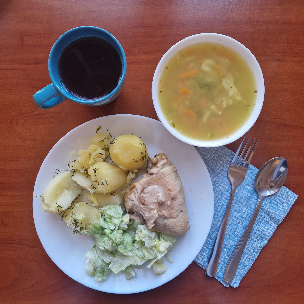 zupa ziemniaczana, udko pieczone z ziemniakami i sałata z jogurtem, kompot