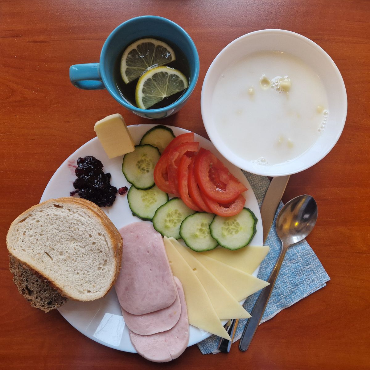 makaron na mleku, dżem, kanapki z serem, wędliną i warzywami, herbata z cytryną