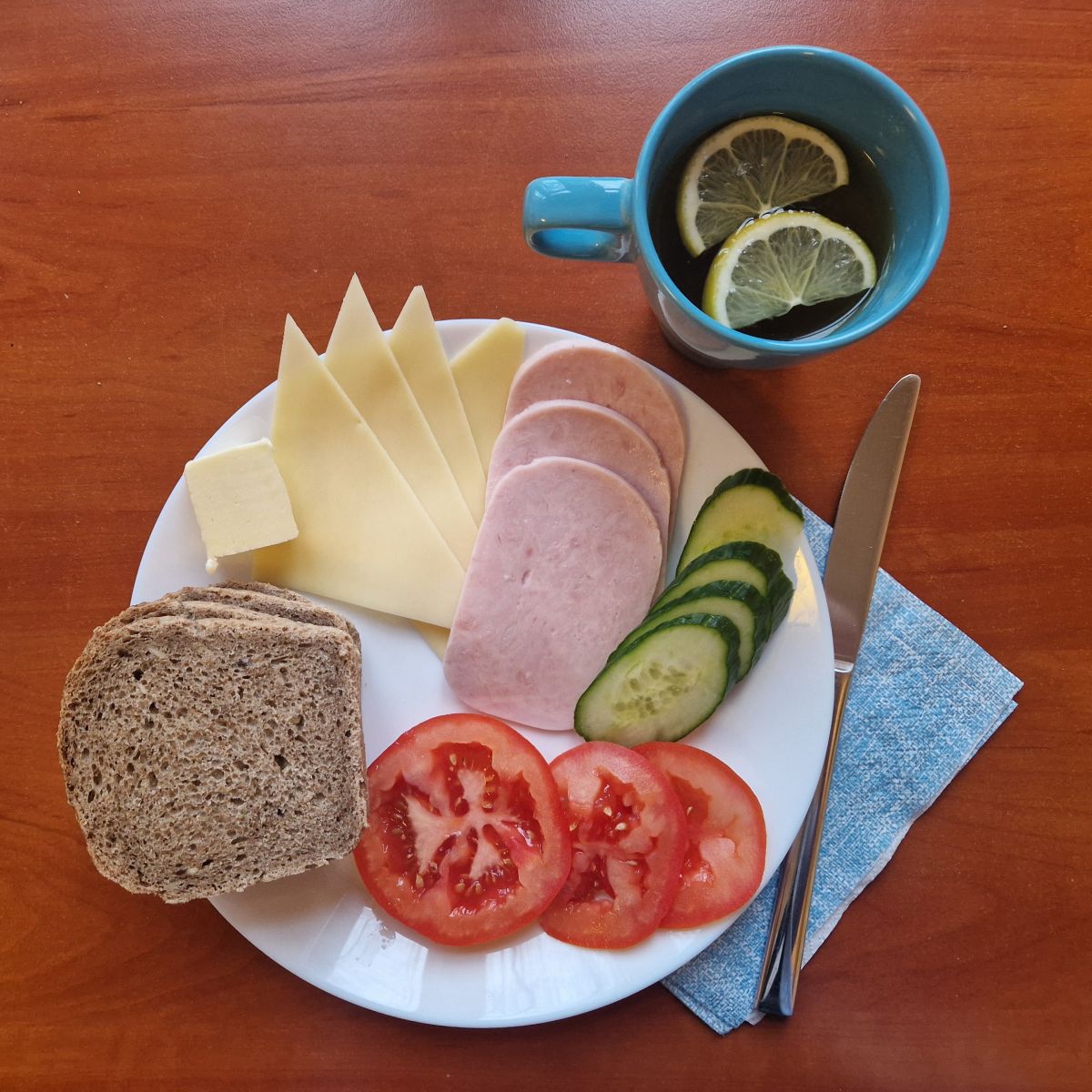 kanapki z wędliną, serem i warzywami, herbata z cytryną