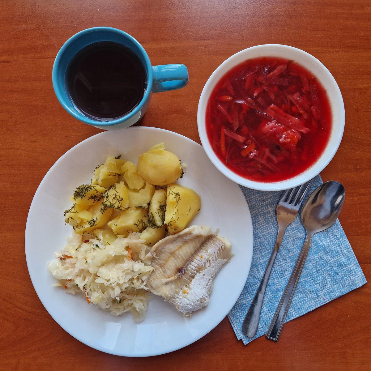 barszcz czerwony, filet rybny z ziemniakami, sur&oacute;wka z kiszonej kapusty, kompot