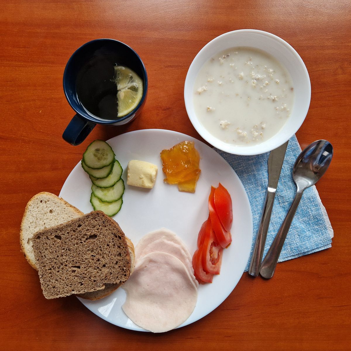 owsianka, dżem, kanapki z wędliną i warzywami, herbata z cytryną