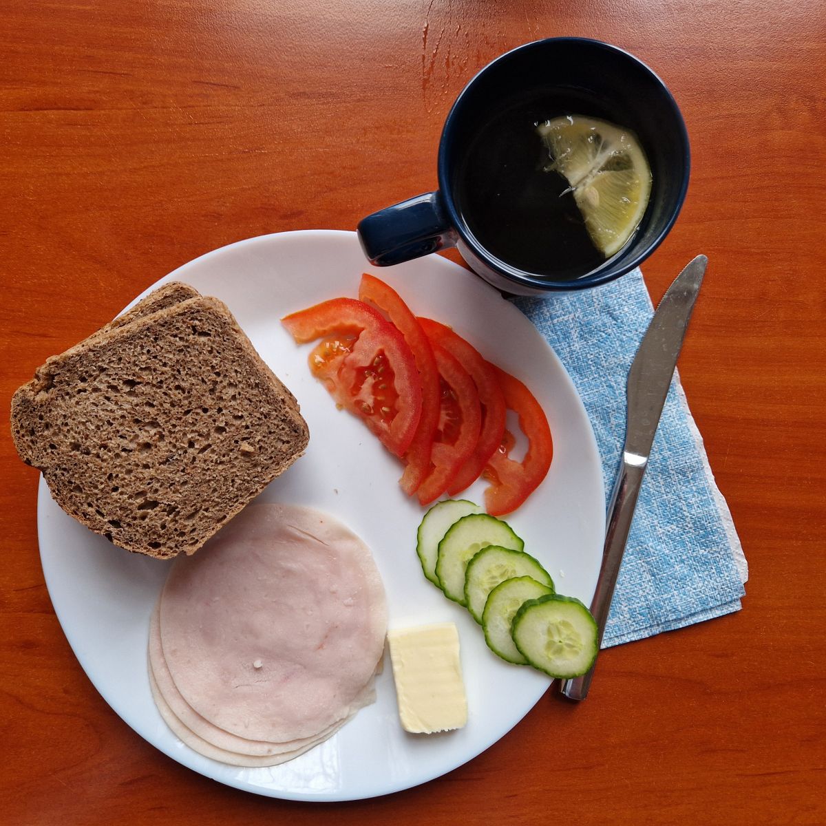 kanapki z wędliną i warzywami, herbata z cytryną