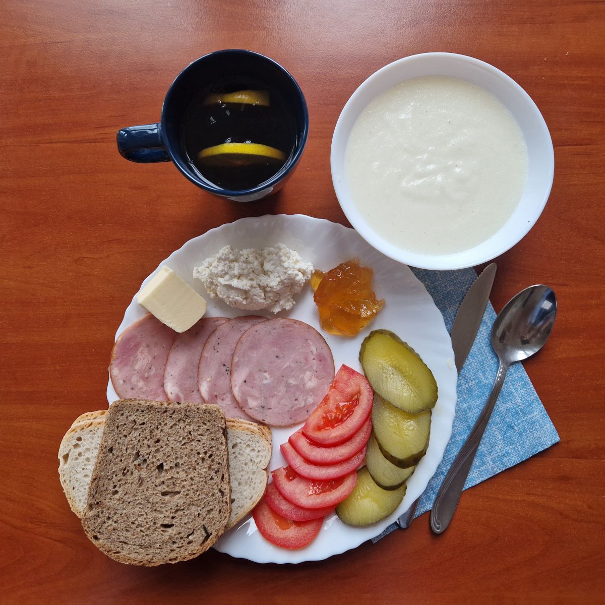 kasza manna, dżem, kanapki z wędliną i warzywami, herbata z cytryną