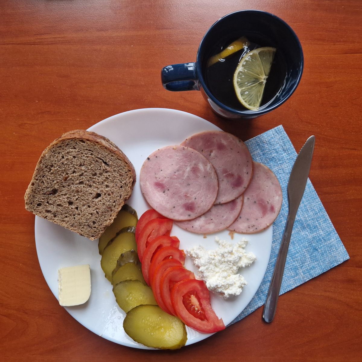 kanapki z wędliną i warzywami, herbata z cytryną