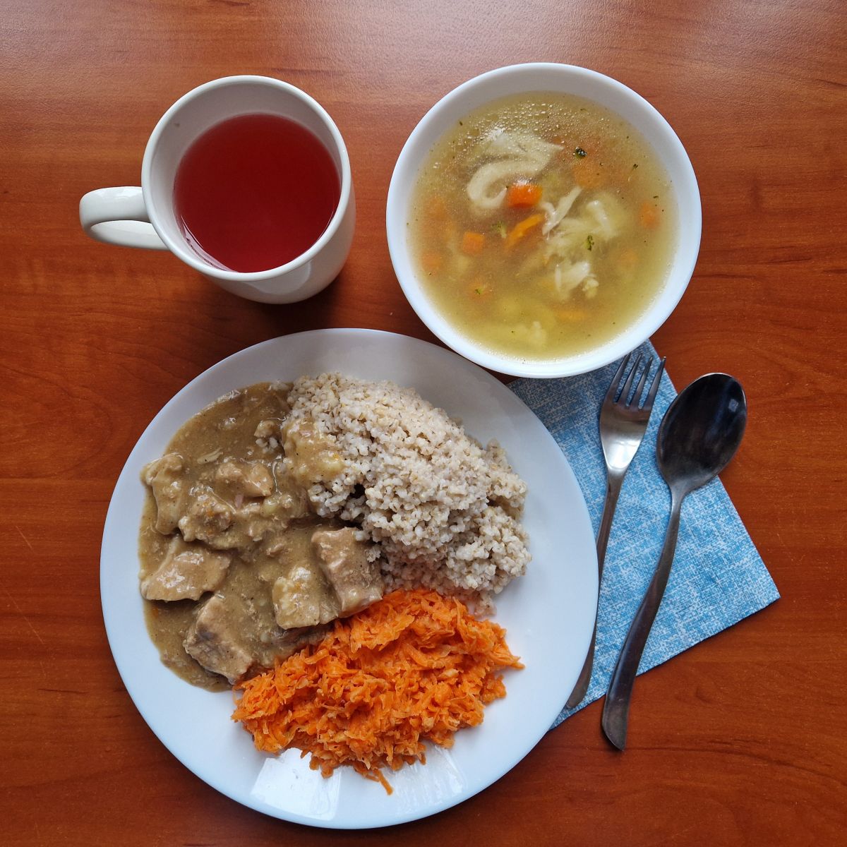 zupa jarzynowa, gulasz wieprzowy z kaszą i sur&oacute;wką z marchewki, kompot