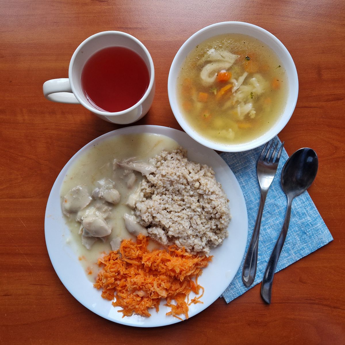 zupa jarzynowa, gulasz drobiowy z kaszą i sur&oacute;wką z marchewki, kompot