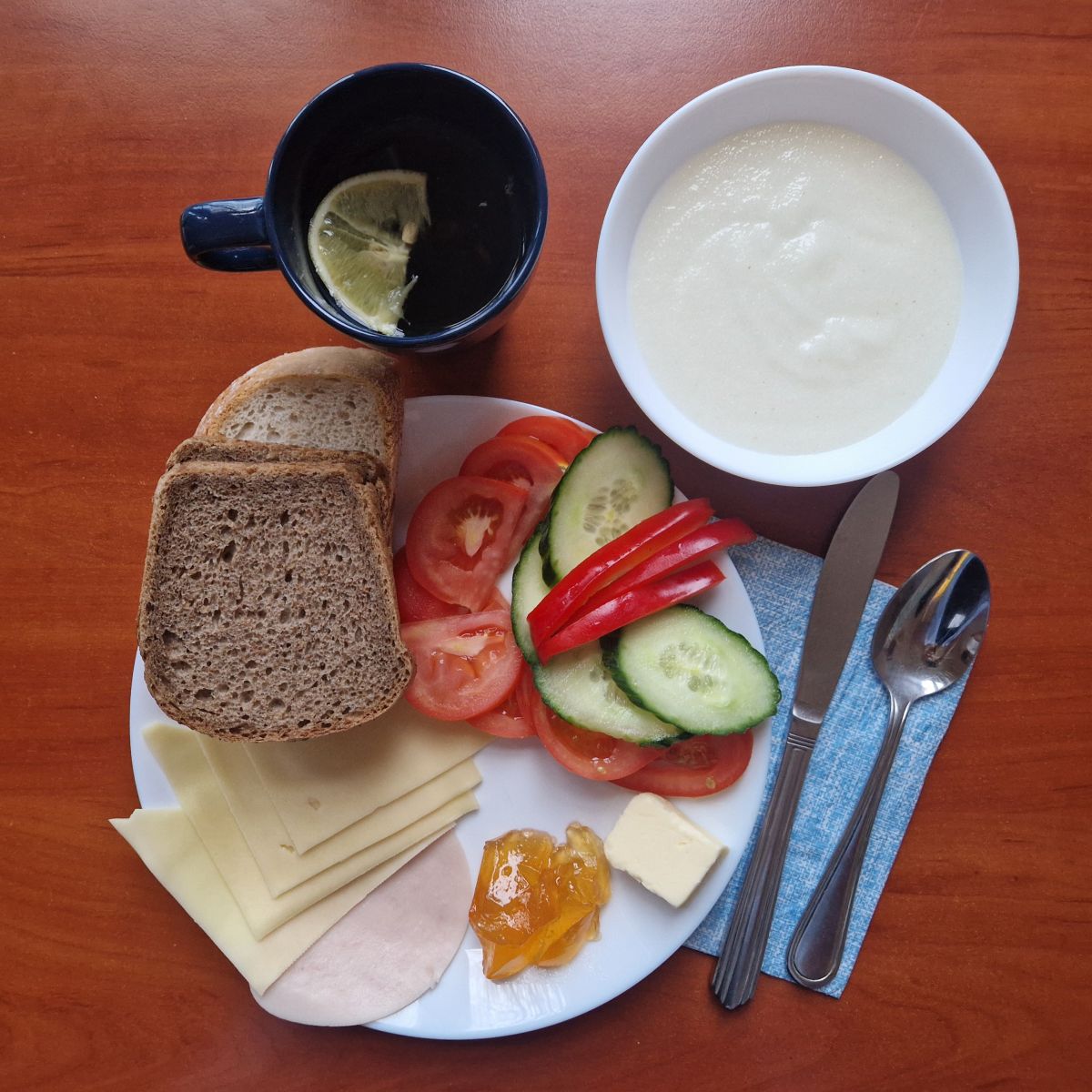 kasza manna, dżem, kanapki z wędliną, serem i warzywami, herbata z cytryną