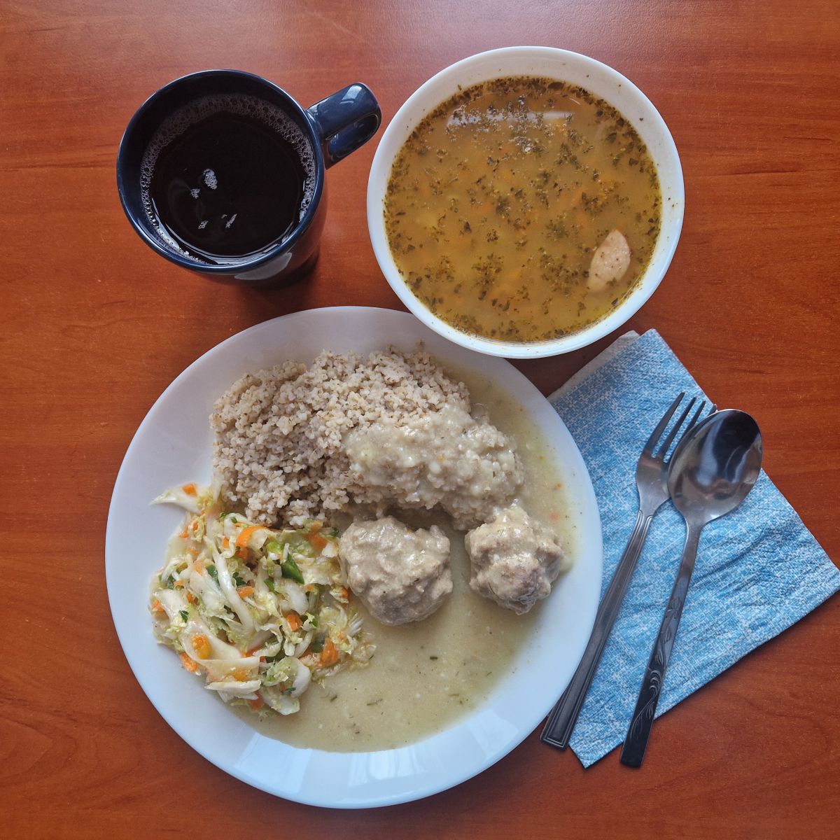 zupa grochowa, pulpety z kaszą i sur&oacute;wką, kompot