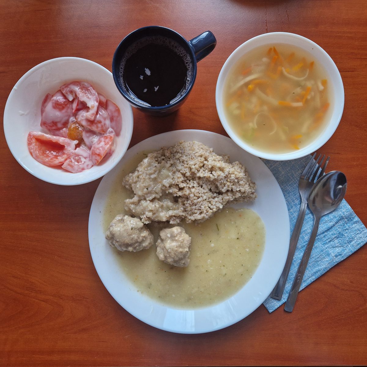 zupa ryżowa, pulpety z kaszą i pomidorami, kompot