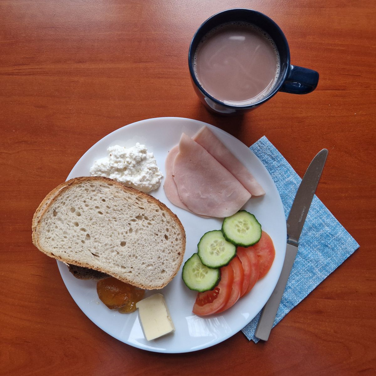 kakao, kanapki z twarożkiem, wędliną i warzywami