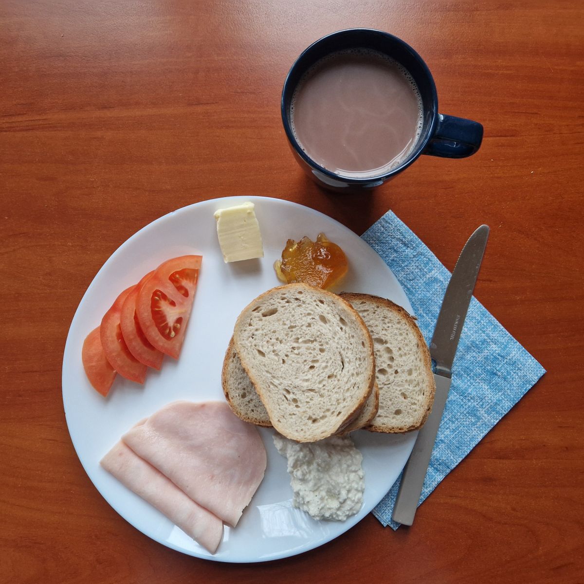 kakao, kanapki z twarożkiem, wędliną i pomidorem