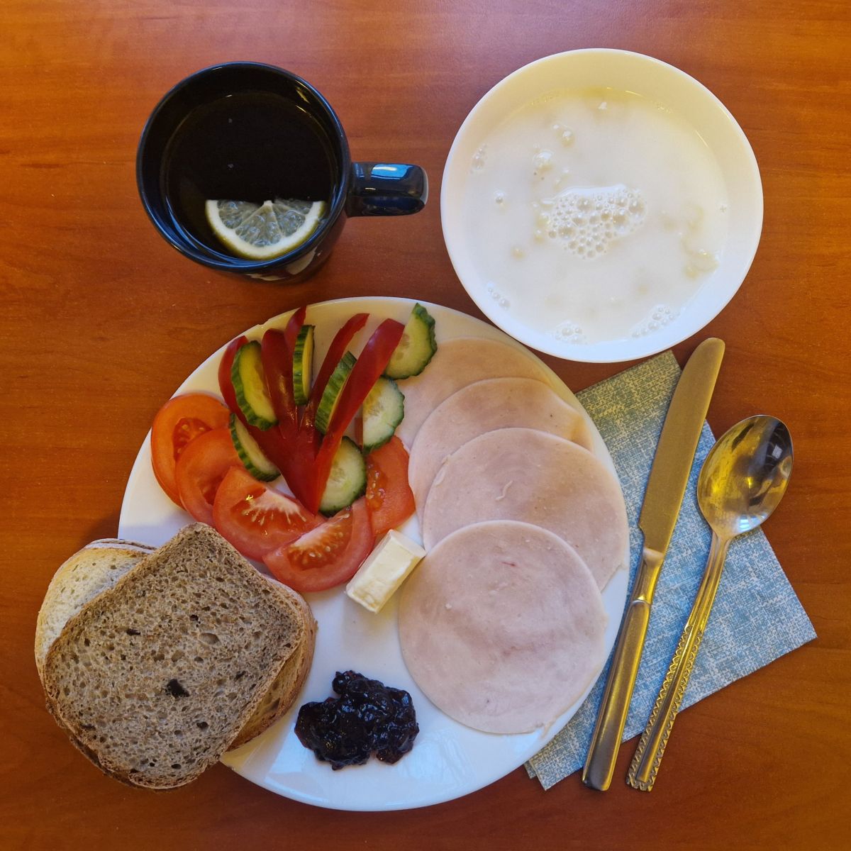 makaron na mleku, dżem, kanapki z wędliną i warzywami, herbata z cytryną