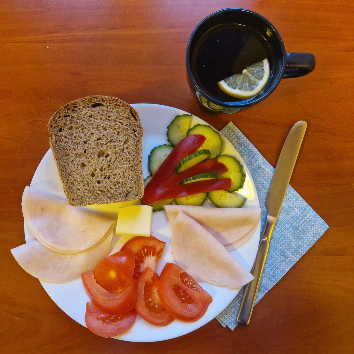 kanapki z wędliną i warzywami, herbata z cytryną