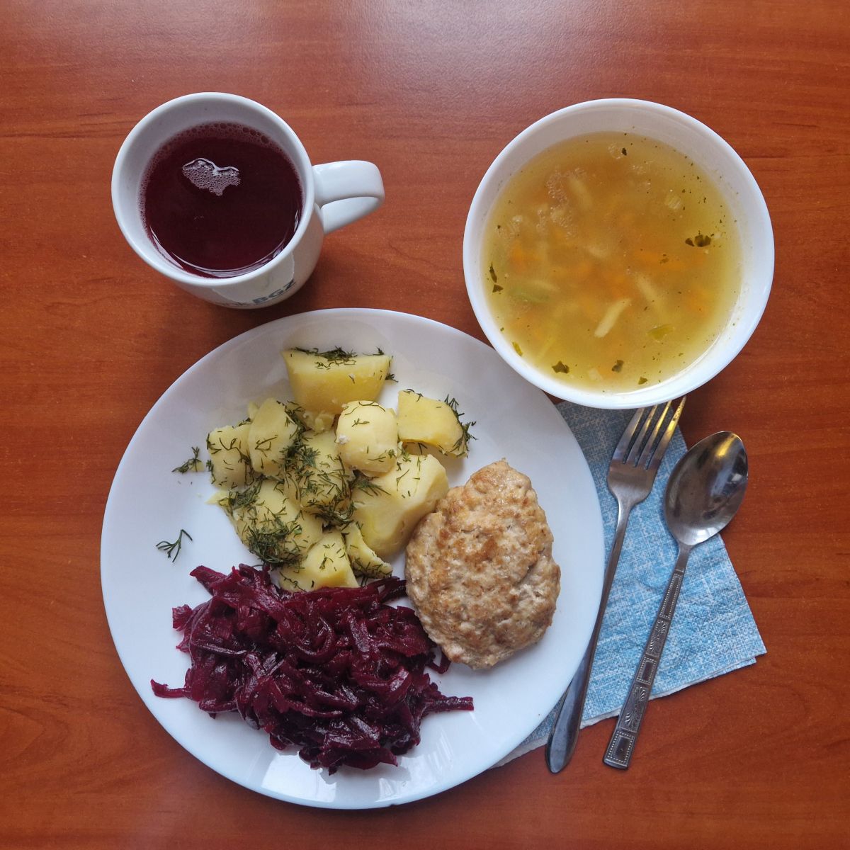 zupa ryżowa, mielony drobiowy z ziemniakami i buraczkami, kompot