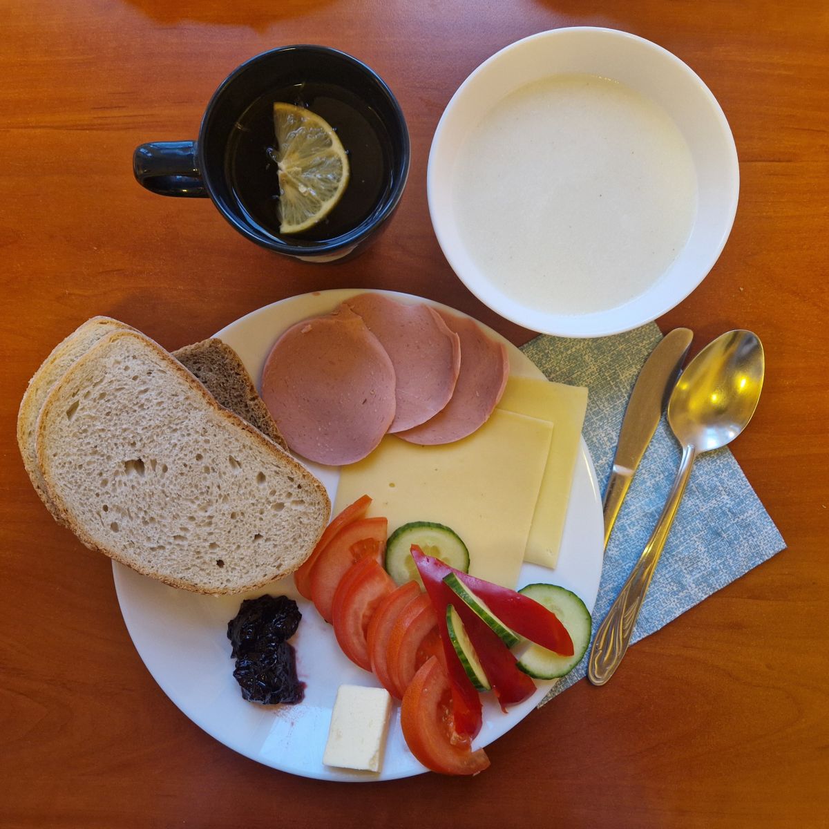 kasza manna, dżem, kanapki z serem, wędliną i warzywa, herbata z cytryną