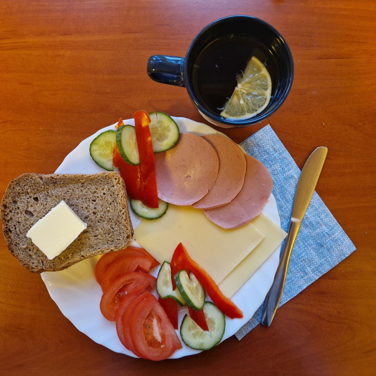 kanapki z serem, wędliną i warzywa, herbata z cytryną