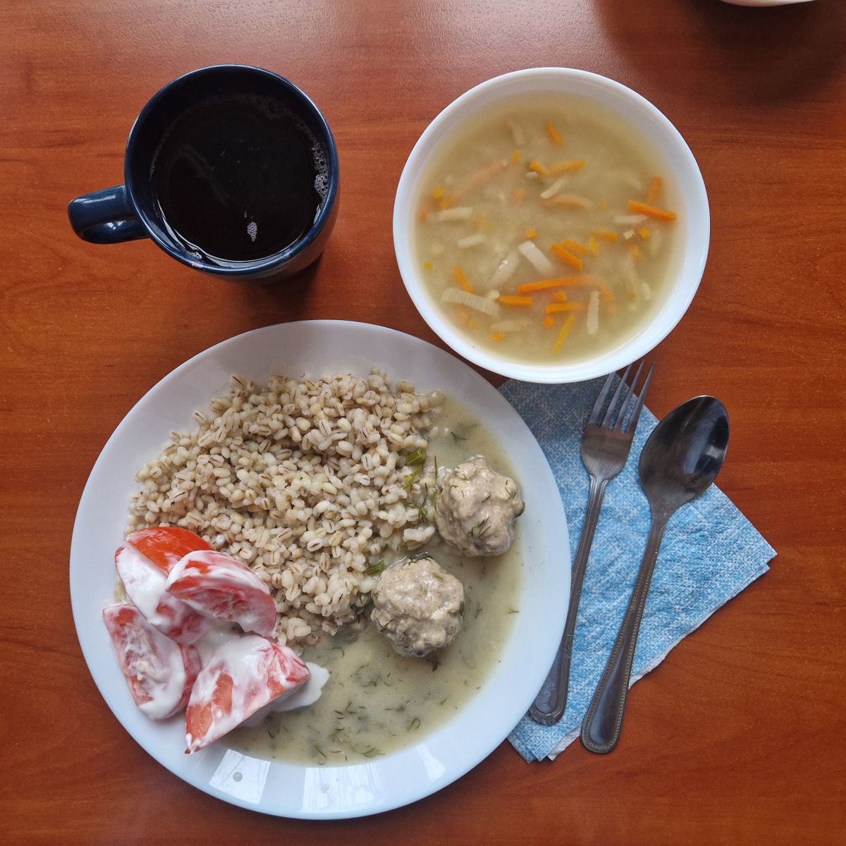 zupa ryżowa, pulpety w sosie z kaszą i pomidorami, kompot