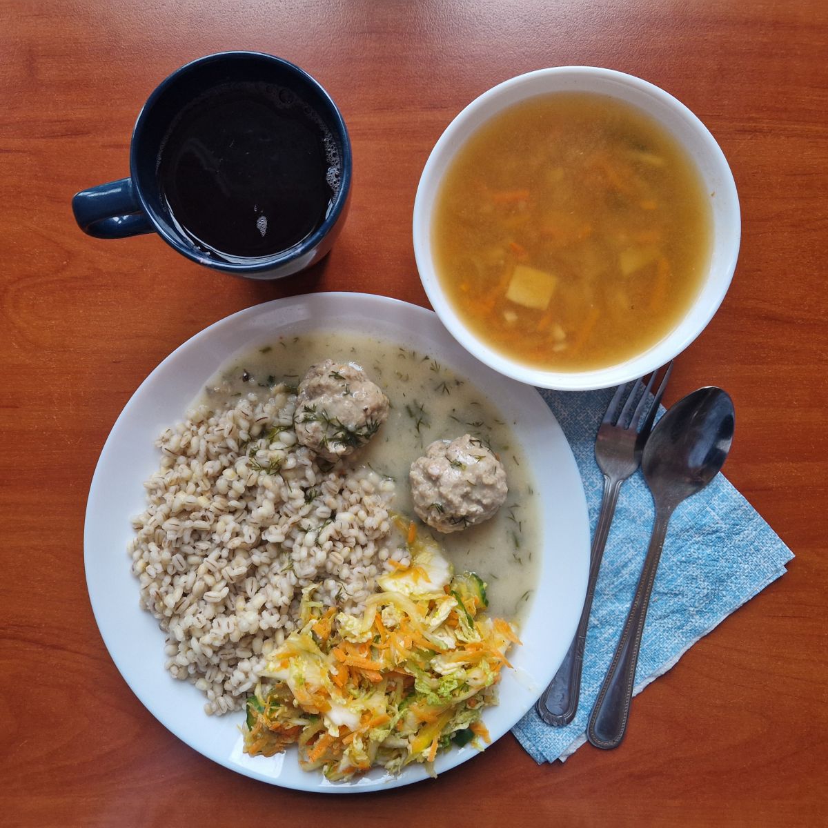 zupa grochowa, pulpety w sosie z kaszą i sur&oacute;wką z kapusty, kompot