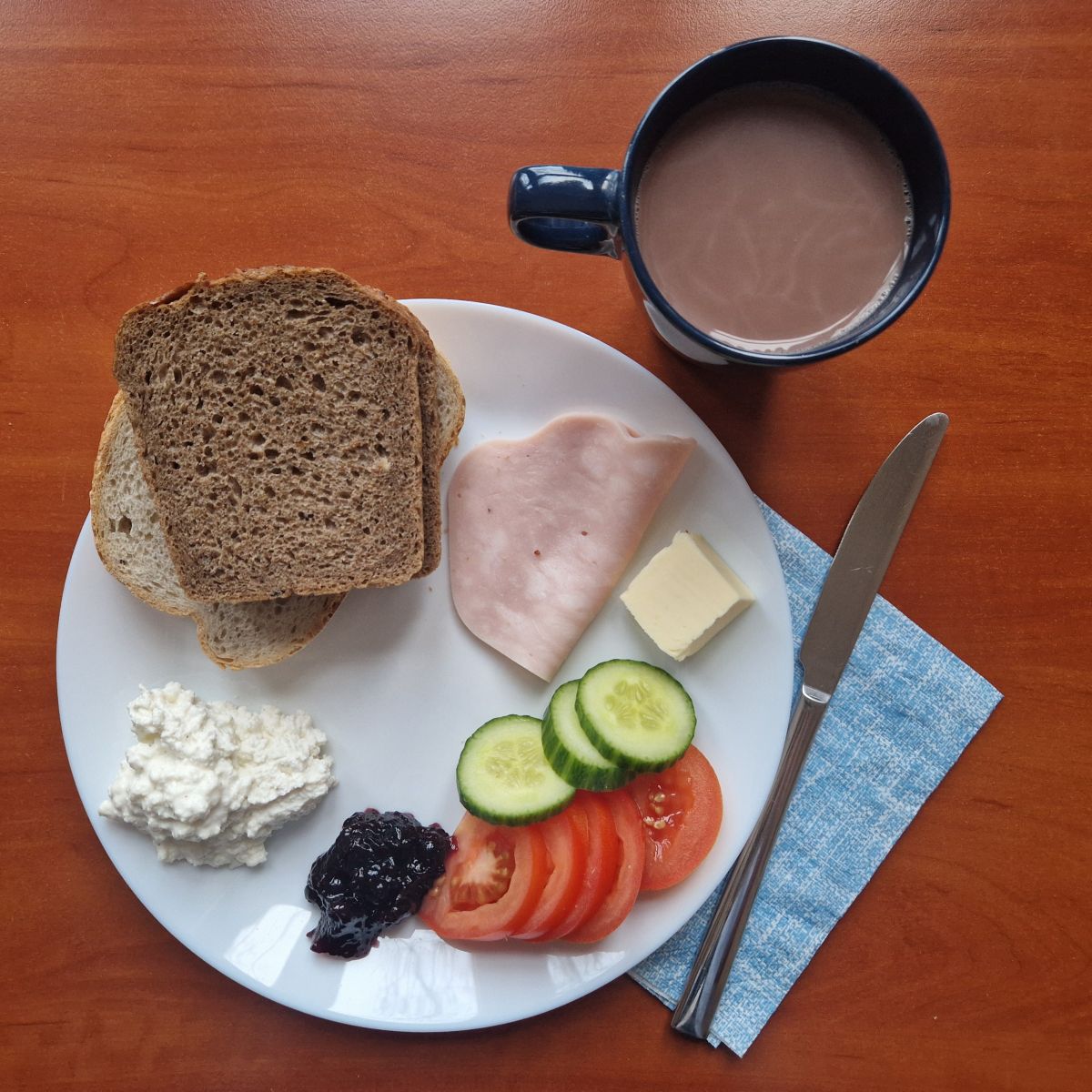 kakao, kanapki z wędliną, twarożkiem, warzywami i dżemem