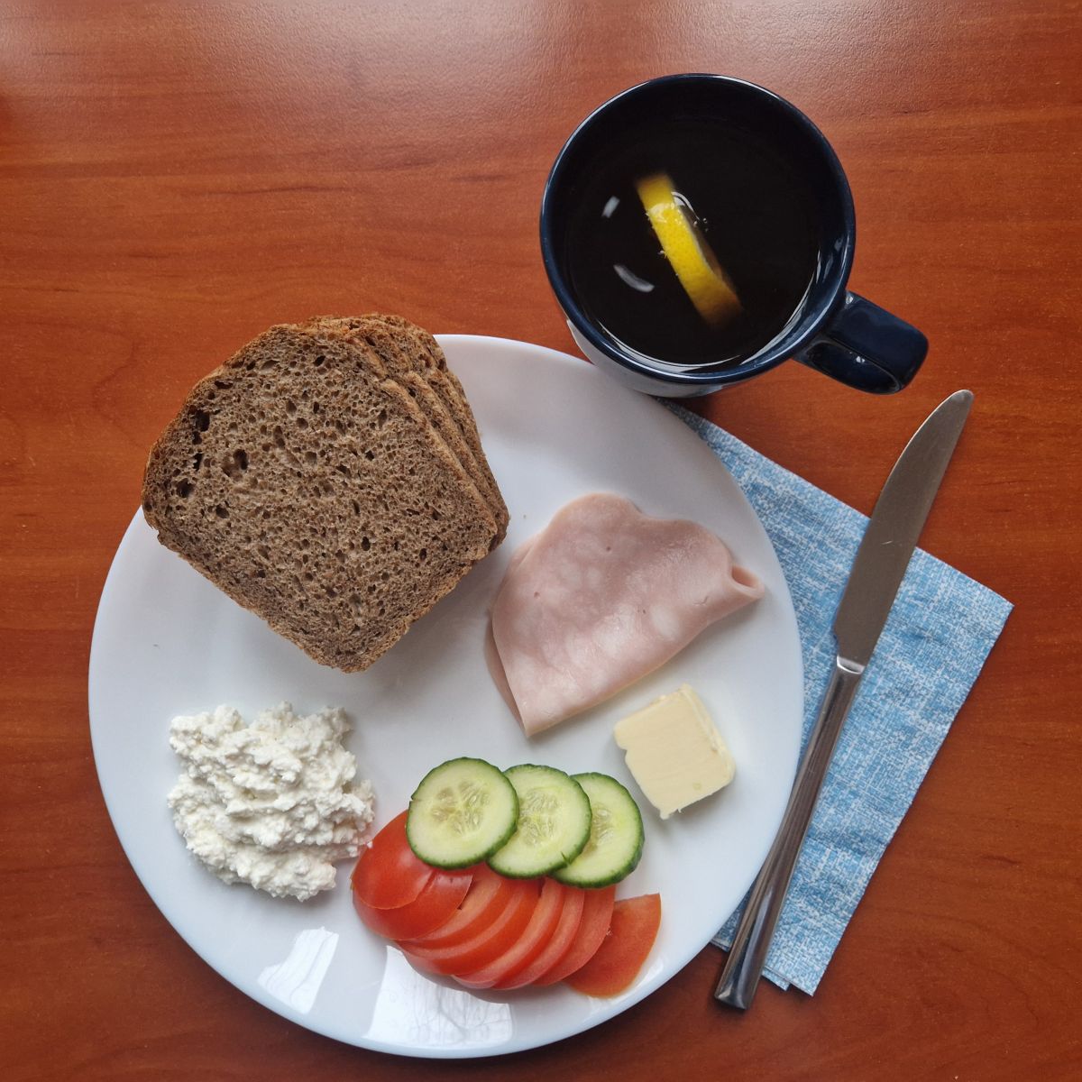 kanapki z wędliną, twarożkiem, warzywami, herbata z cytryną