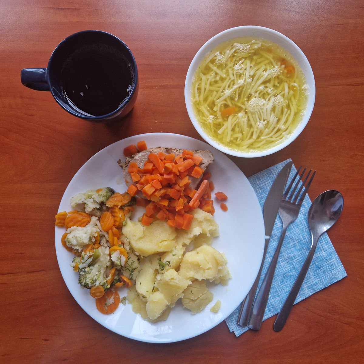 ros&oacute;ł z makaronem, duszony schab z ziemniakami i gotowanymi warzywami, kompot