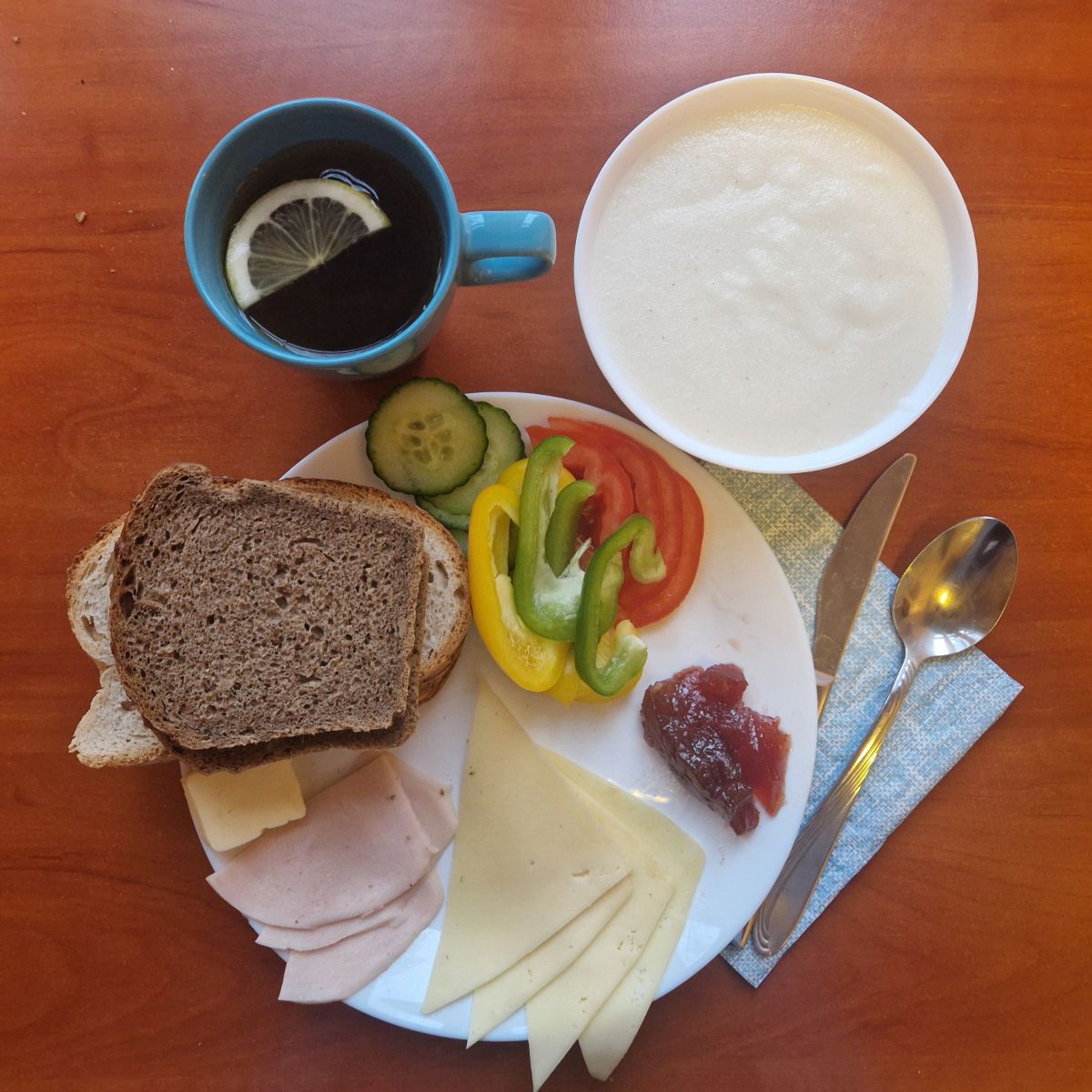 kasza manna na mleku, dżem, kanapki z serem, wędliną i warzywami, herbata z cytryną