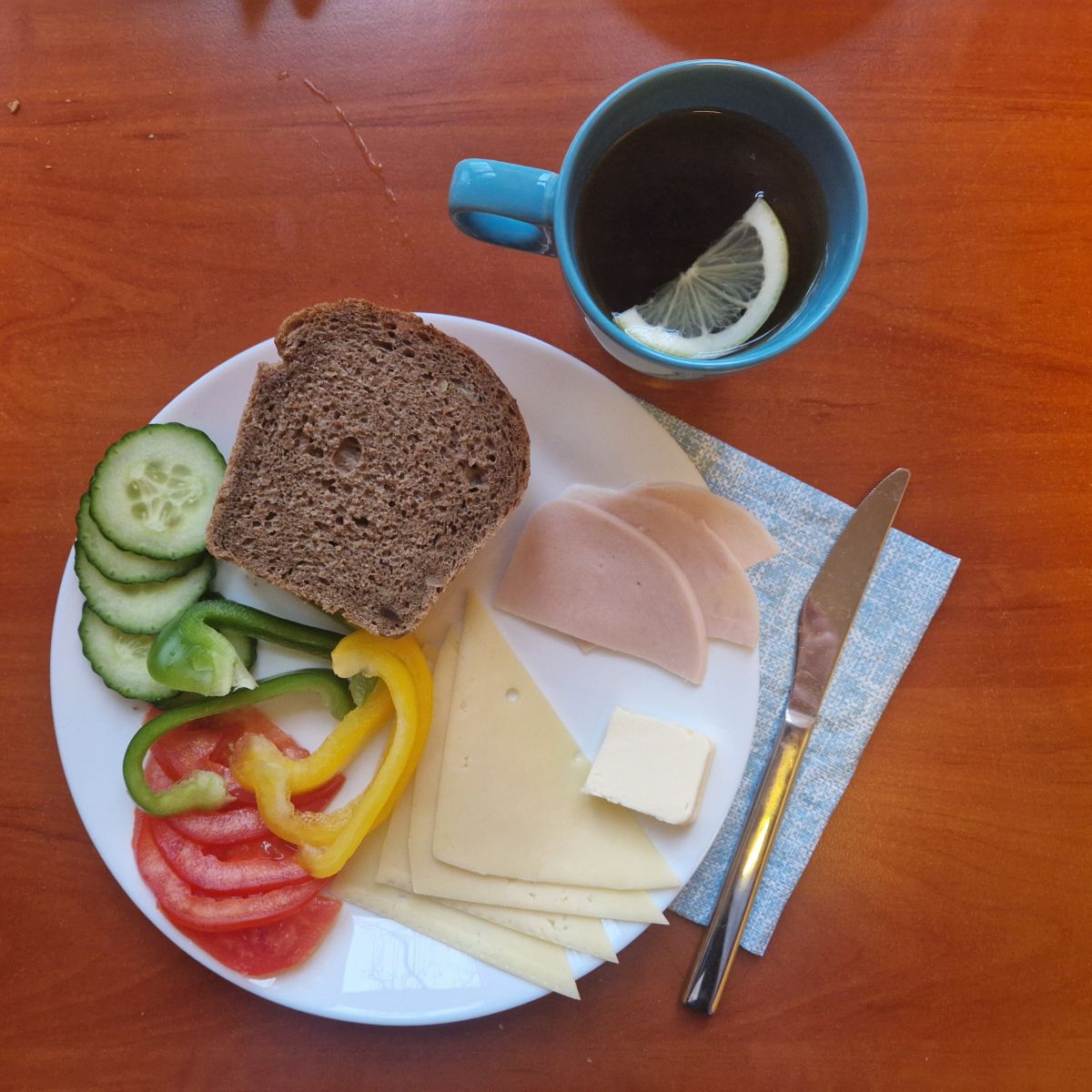 kanapki z serem, wędliną i warzywami, herbata z cytryną