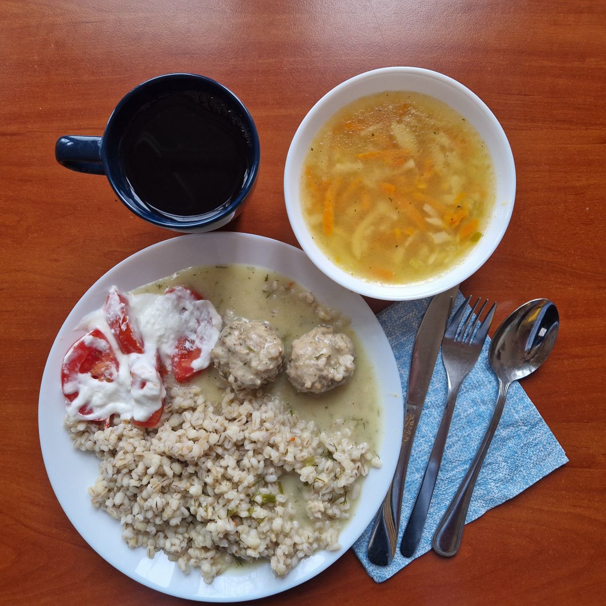 zupa ryżowa, pulpety w sosie z kaszą i pomidorami z jogurtem, kompot